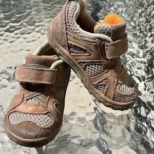 Striderite runners size 4